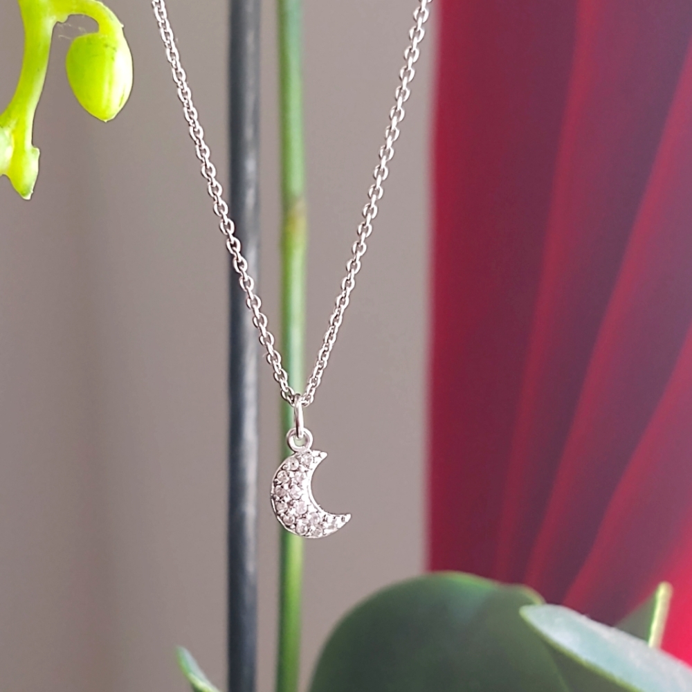 NWOT😃Crescent Moon Charm